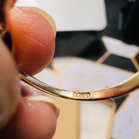 10k solid gold ring with red garnet and diamonds size 4.75 weighs 1.3 grams - Picture 5 of 9